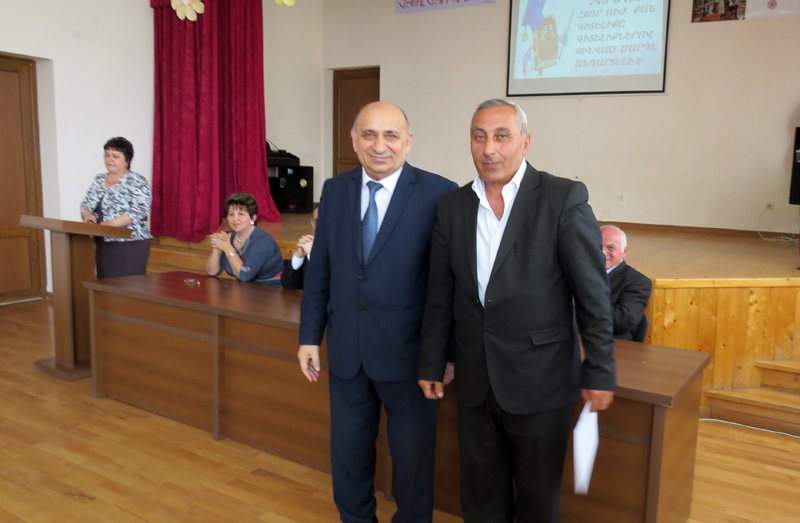 Награждение педагога Мартунинской школы №2 Арама Петросяна. Награждение педагога Мартунинской школы №2 Арама Петросяна.