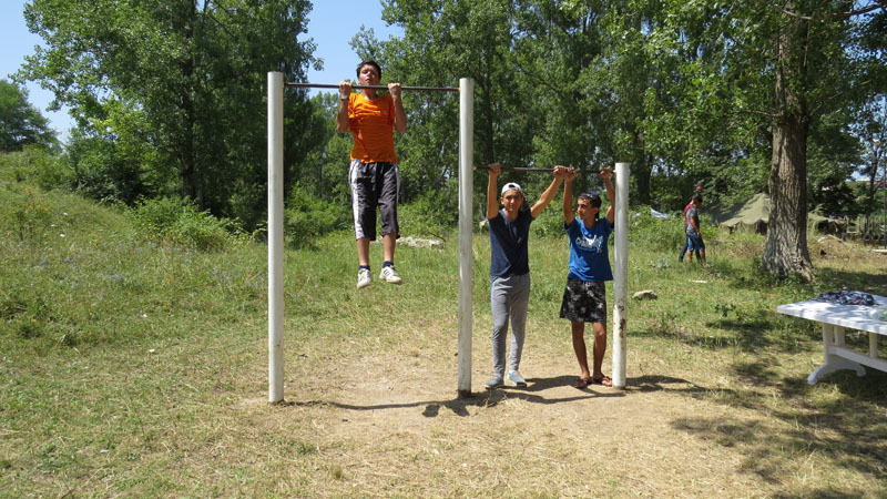 кто-то подтягивался на турнике кто-то подтягивался на турнике