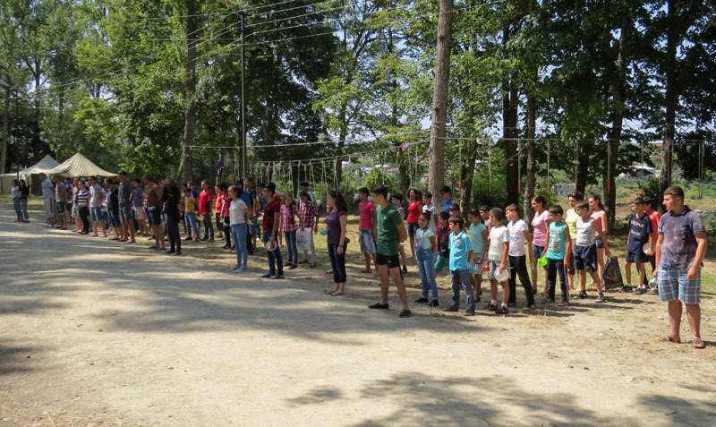 Подошло время обеда. По команде дети выстроились на плацу, по группам, а потом со своими кличами взяли курс на кухню... Подошло время обеда. По команде дети выстроились на плацу, по группам, а потом со своими кличами взяли курс на кухню...