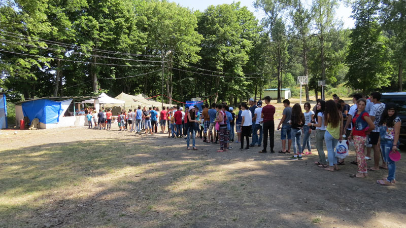 где они молча ждали своей очереди, чтобы получить где они молча ждали своей очереди, чтобы получить