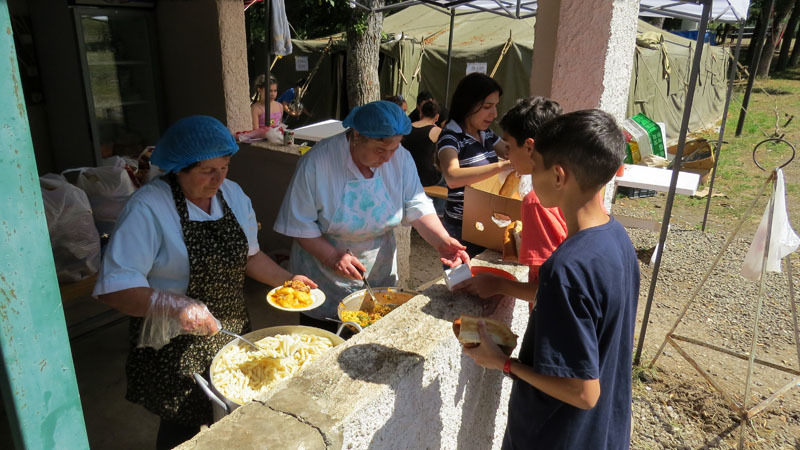 порцию вкусного соуса с куриным мясом, макароны и компот, которые приготовили повара Гюльчора и Нора. Кстати, на ужин были гречка, вермишель с сосисками, чай, сок. А до ужина был полдник – чай с печёным... порцию вкусного соуса с куриным мясом, макароны и компот, которые приготовили повара Гюльчора и Нора. Кстати, на ужин были гречка, вермишель с сосисками, чай, сок. А до ужина был полдник – чай с печёным...