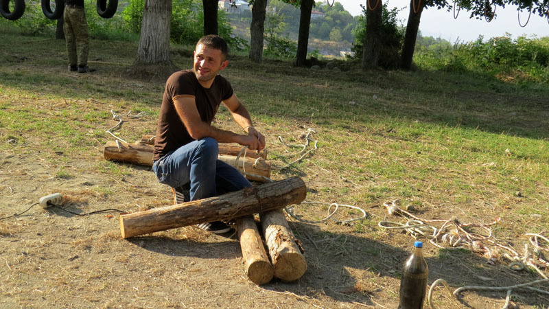 На следующий день дети должны были пройти полосу препятствий. Сотрудник УЧС готовил для этого брёвна, сверлил отверстия, протягивал через канат... На следующий день дети должны были пройти полосу препятствий. Сотрудник УЧС готовил для этого брёвна, сверлил отверстия, протягивал через канат...