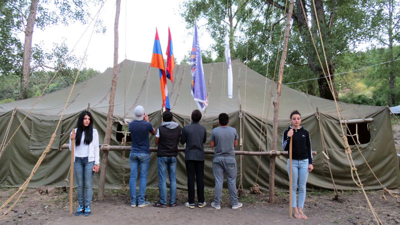 Одновременно были спущены флаги... Одновременно были спущены флаги...