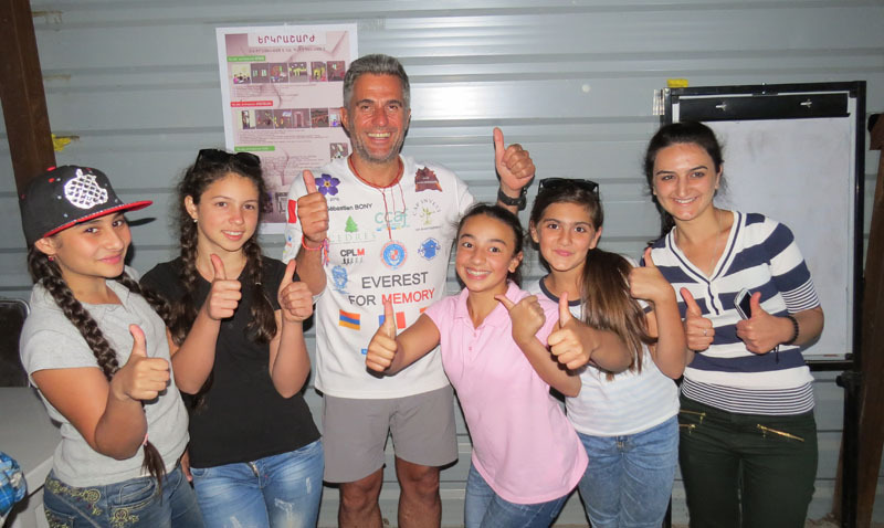 Конечно, никто не упустил возможность с ним сфотографироваться. В конце и я попросил Ару сфотографироваться с ним и любезно получил на это «добро»... Конечно, никто не упустил возможность с ним сфотографироваться. В конце и я попросил Ару сфотографироваться с ним и любезно получил на это «добро»...