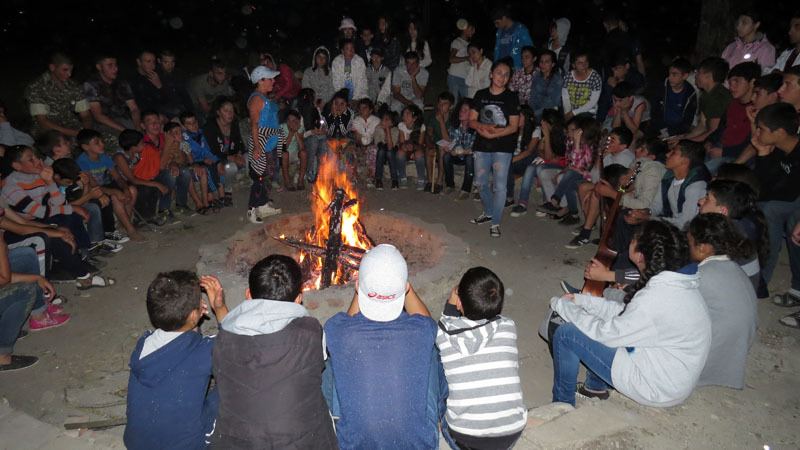 После ужина, поздно вечером был костёр, вокруг которого собрались скауты, расселись и пели различные песни, выкрикивали разные свои кличи. Песню «Мартики еркы» я записал и выставляю здесь. Пусть спели непрофессионально, но зато от души...Вот, подел... После ужина, поздно вечером был костёр, вокруг которого собрались скауты, расселись и пели различные песни, выкрикивали разные свои кличи. Песню «Мартики еркы» я записал и выставляю здесь. Пусть спели непрофессионально, но зато от души...Вот, поделился с вами, друзья, моим одним днём с нашими прекрасными детьми, фотографии некоторых я выставляю здесь...