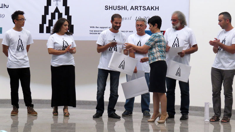 Министр культуры НКР даёт участника симпозиума грамоты и подарки.