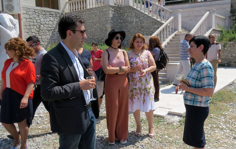 Министр культуры Нарине Агабалян (справа) с гостями.