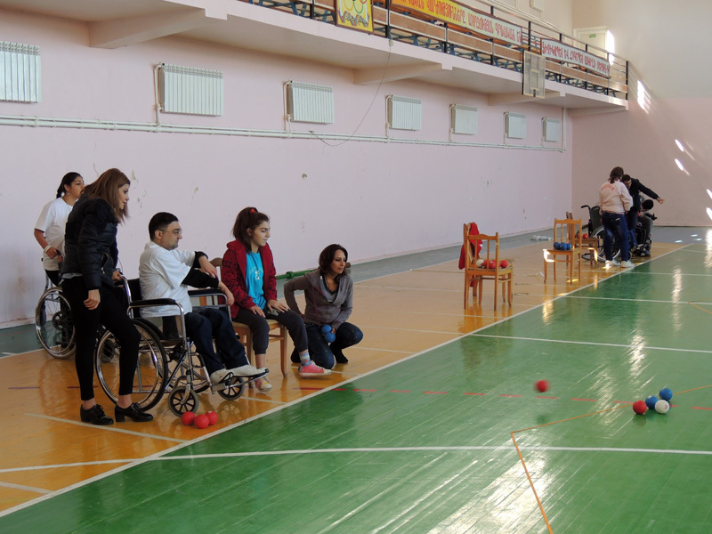 Спортсмены стараются попасть в цель. Спортсмены стараются попасть в цель.