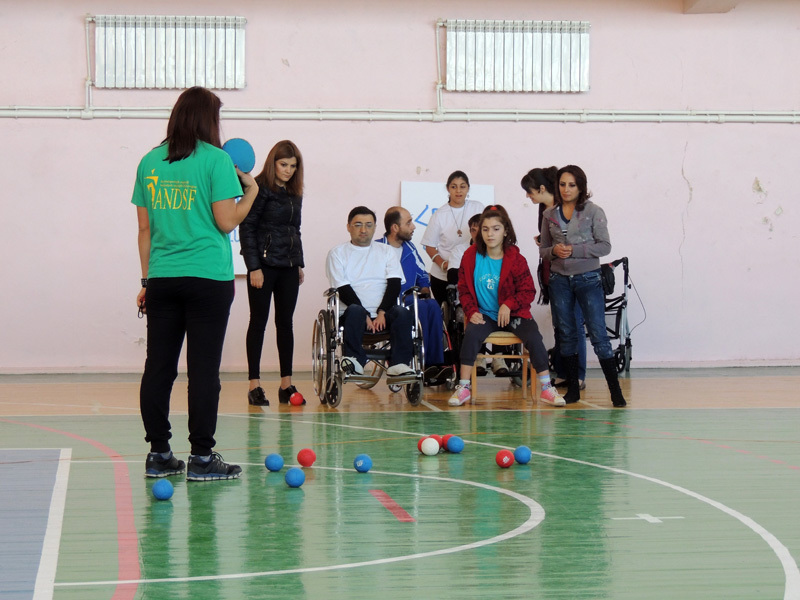Девушка бросила мяч, но, видимо, не очень-то удачно... Девушка бросила мяч, но, видимо, не очень-то удачно...