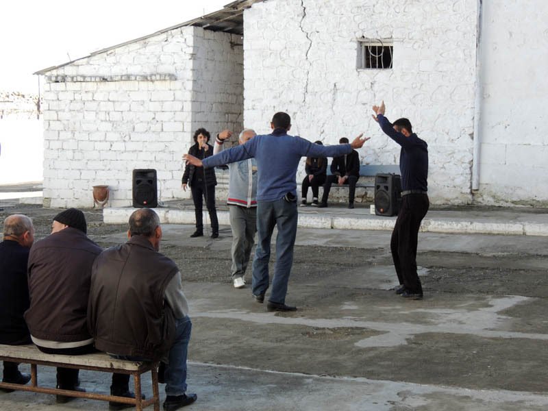 А когда зазвучала весёлая, зажигательная музыка, некоторые из осужденных не выдержали и пустились в пляс… А когда зазвучала весёлая, зажигательная музыка, некоторые из осужденных не выдержали и пустились в пляс…