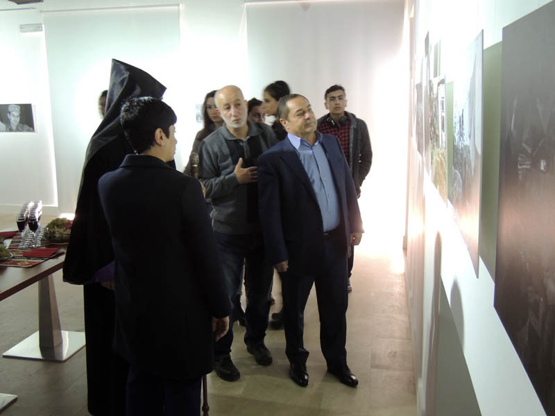 Автор показывает свои работы. Автор показывает свои работы.