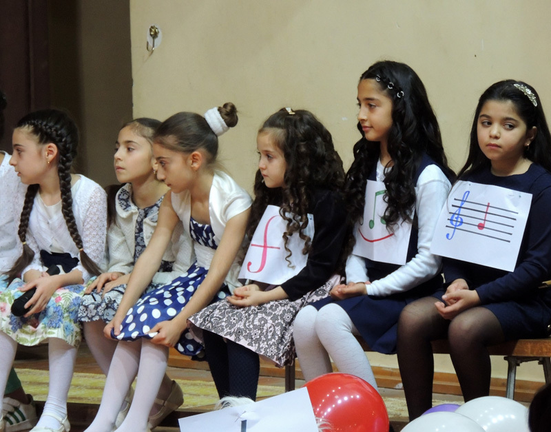 Лица детишек. На сцене. Лица детишек. На сцене.