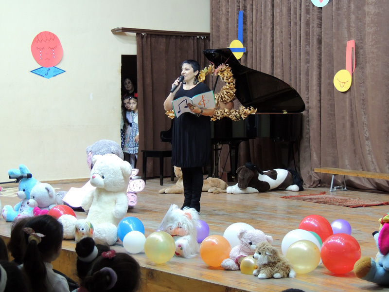 Ведущая мероприятия Асмик Михайлова. Ведущая мероприятия Асмик Михайлова.