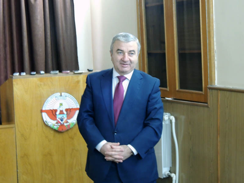 Спикер Национального Собрания НКР Ашот Гулян благодарит учёных за проделанную ими работу. Спикер Национального Собрания НКР Ашот Гулян благодарит учёных за проделанную ими работу.