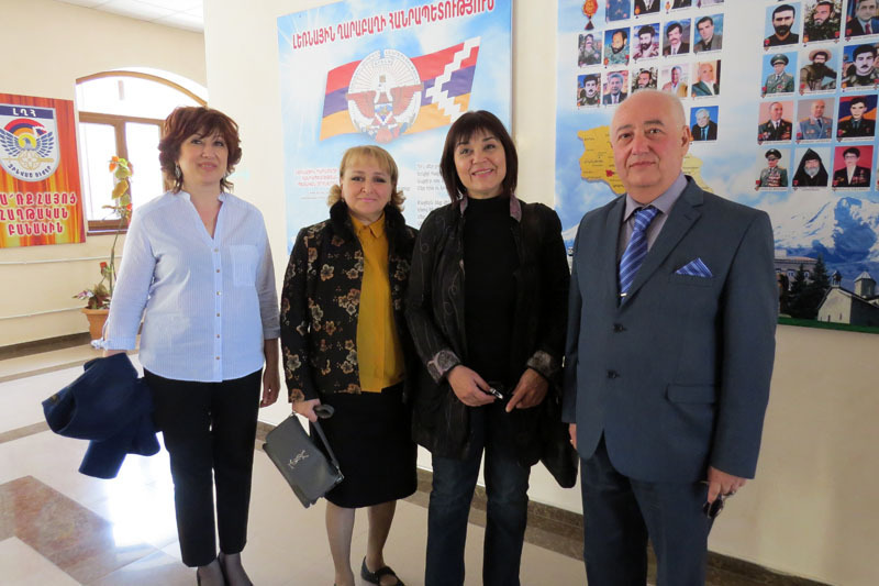 В фойе школы. Слева на право Марина Михайловна Григорян, завуч школы, Людмила Андреевна Аванесян, директор школы, Цветана Паскалева, болгарский журналист, Рубен Осипов, гл. инспектор Минпросвещения НКР.