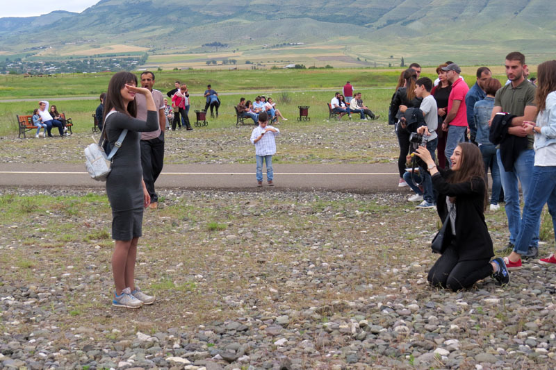 Можно виртуально, на ладони, поместить воздушный шар.