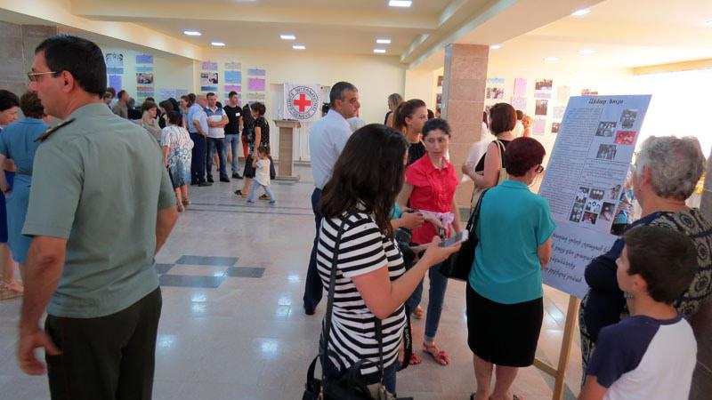 Во Дворце молодёжи проходит выставка, посвящённая международному дню без вести пропавших.