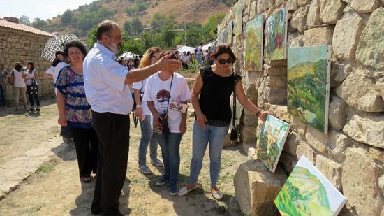 Еразик Айриян, заведующая отделом культуры Гадрутского района (крайняя справа) показывает работы.
