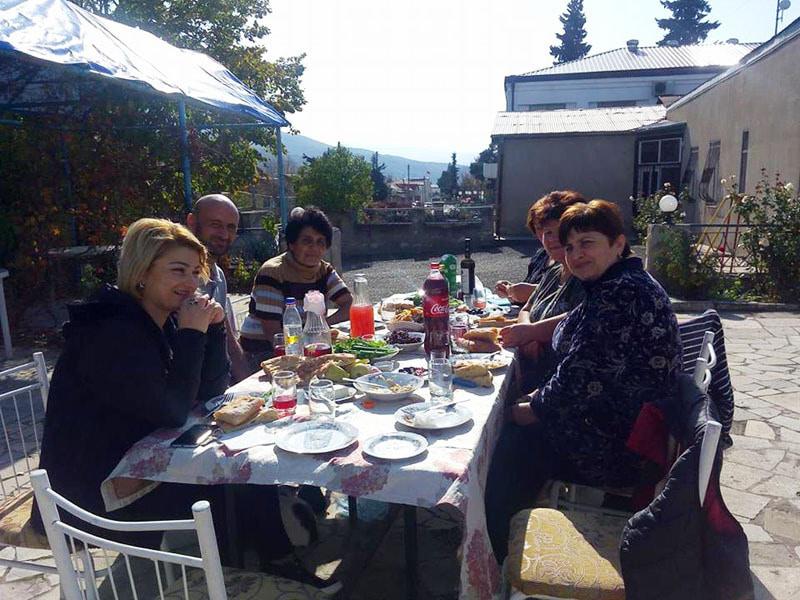 Пришли друзья, чтобы попробовать этой вкуснятины и выпить виноградного сока.