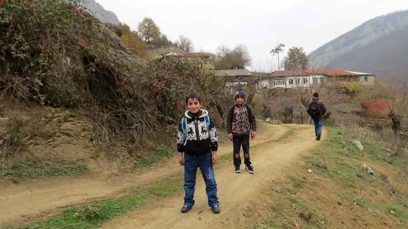  В селе встретились мелкие, которые, услышав наш вопрос, как нам выйти к каньону, ничуть не удивились.