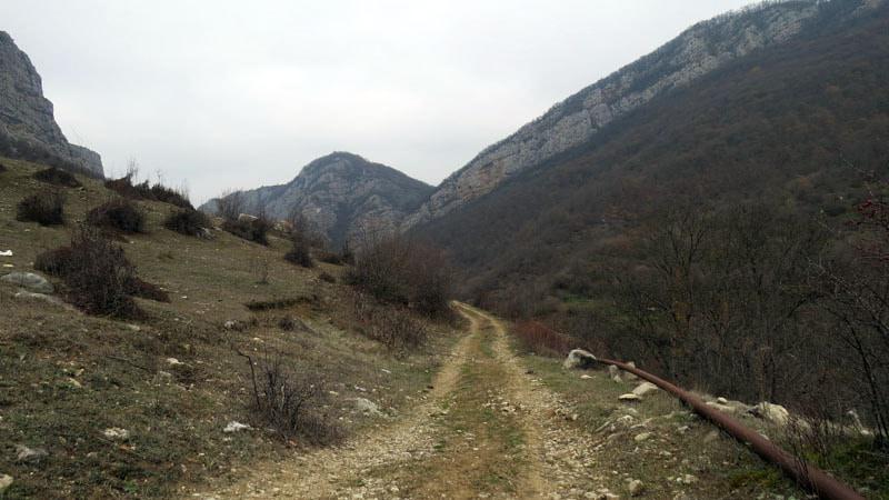  Вначале пошла просёлочная автомобильная дорога, видно, что сельчане ею пользуются, чтобы поехать на свои огороды.