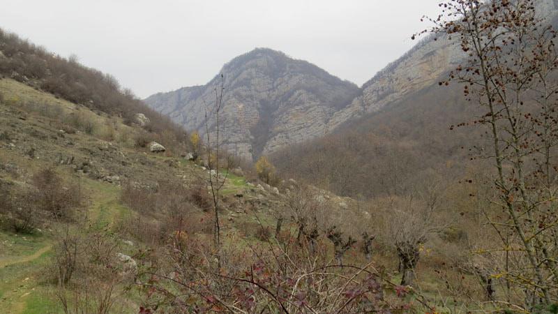 За этим небольшим склоном начинается спуск в каьон.