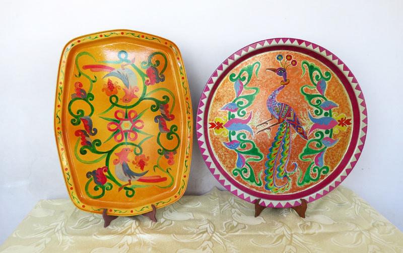 Левая работа – из армянских сказок, в середине работы автор добавила знак вечности. Правая работа– взята из армянских монускриптов.