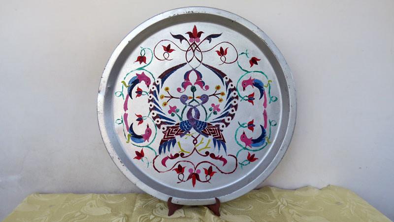 Незавершённая работа, дома постоянно пользуются этим подносом. Переплетение двух павлинов образуют армянскую букву «Ч».