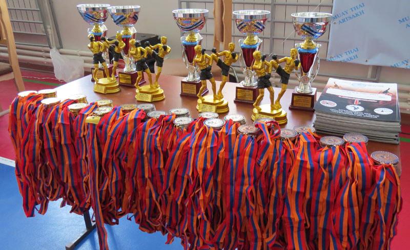 Кубки, медали и грамоты.