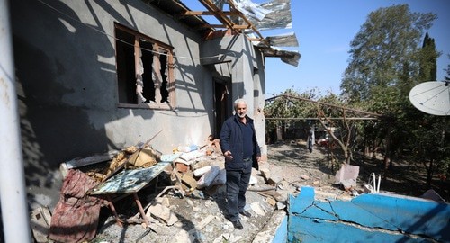 Житель Тартара у разрушенного в результате обстрела дома. Фото Азиза Каримова для "Кавказского узла"
