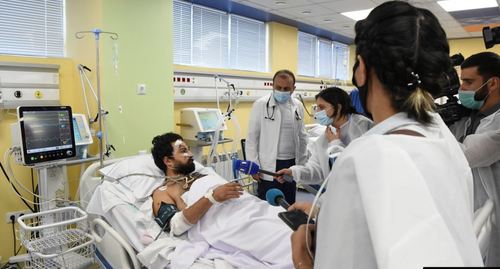 Репортер французского издания Le Monde Алан Каваль в медицинском центре «Эребуни» в Ереване. Фото: Lusi Sargsyan/REUTERS.