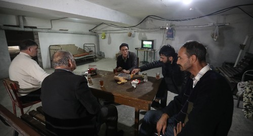 Горожане за чаепитием обсуждают события на фронте 2 ноября 2020 года. Фото Азиза Каримова для "Кавказского узла"